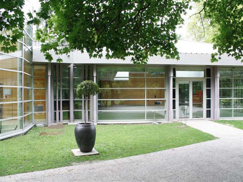 Chalet de la porte jaune salle
