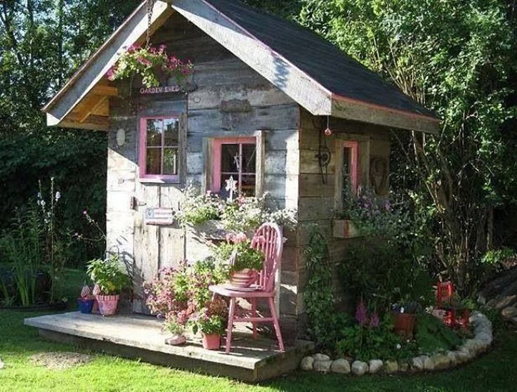 Cabane de jardin colorée
