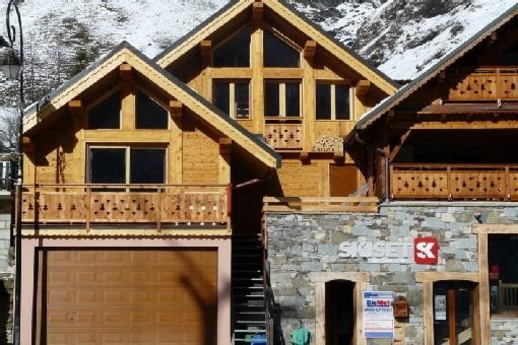 Chalet montagne sous la neige