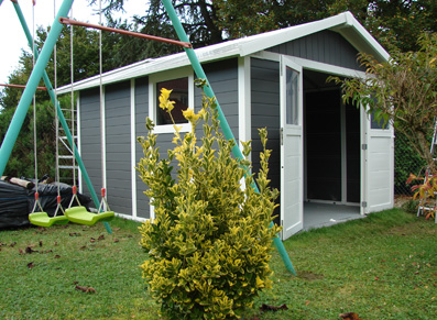 Poser un abri de jardin en resine
