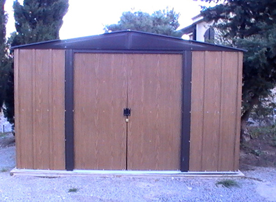Cabane de jardin imitation bois
