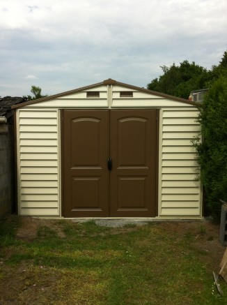 Abris de jardin pvc imitation bois
