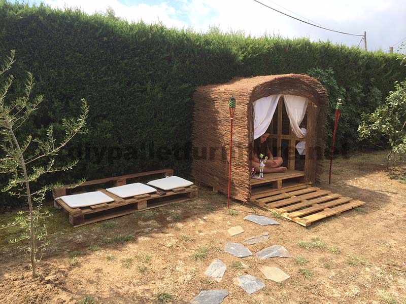 Cabane de jardin faite avec des palettes
