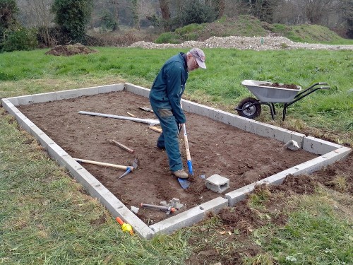 Abri de jardin metal sur parpaing
