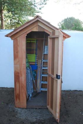 Abri outils jardin

