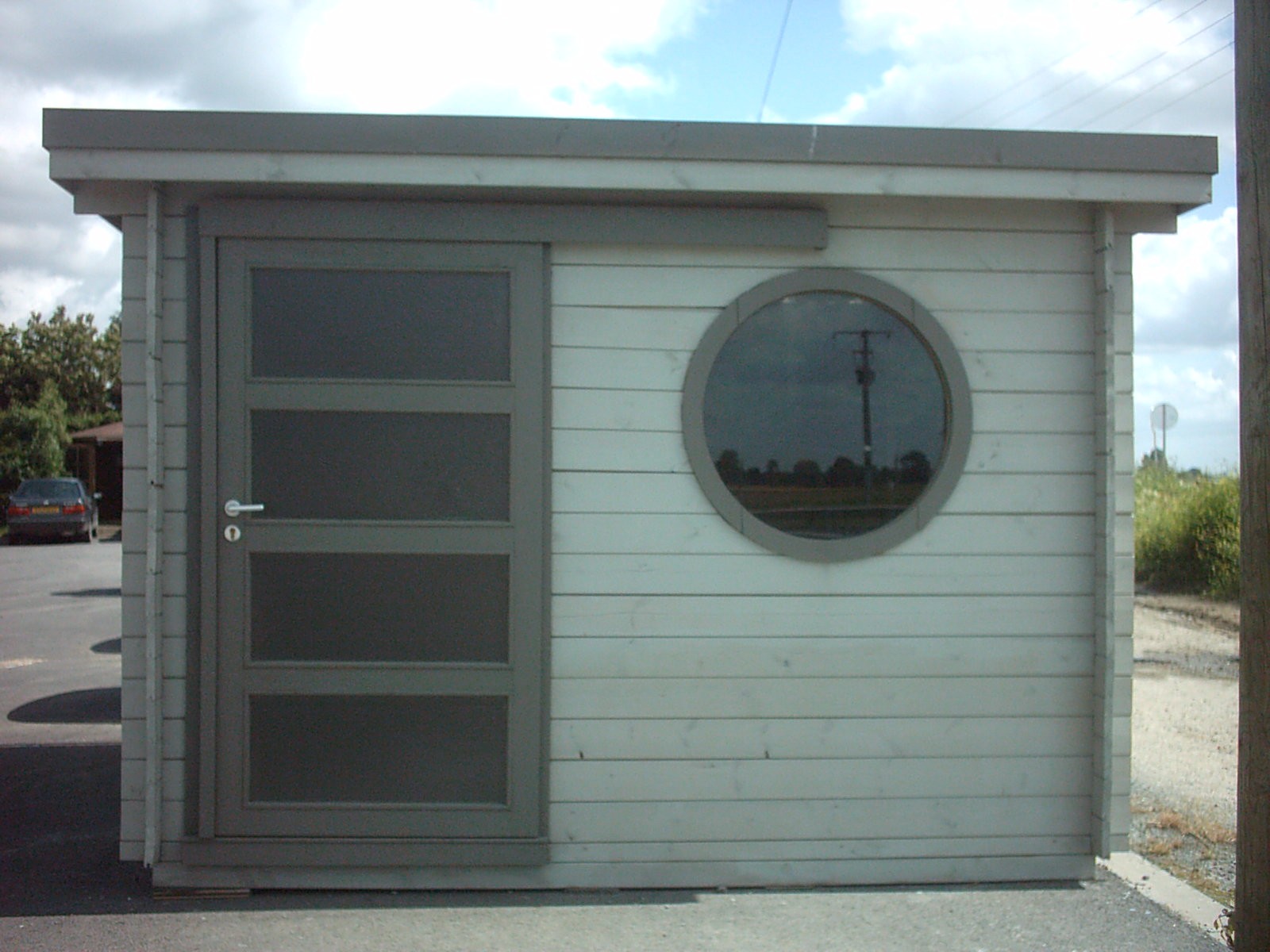 Abri de jardin en bois gris anthracite
