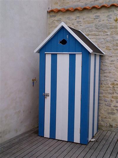 Abri de jardin en forme de cabine de plage
