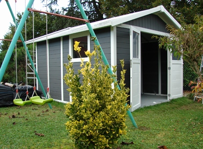 Abri de jardin en résine blooma
