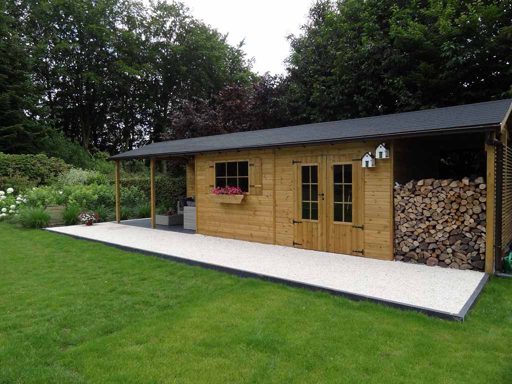 Cabane de jardin avec bucher
