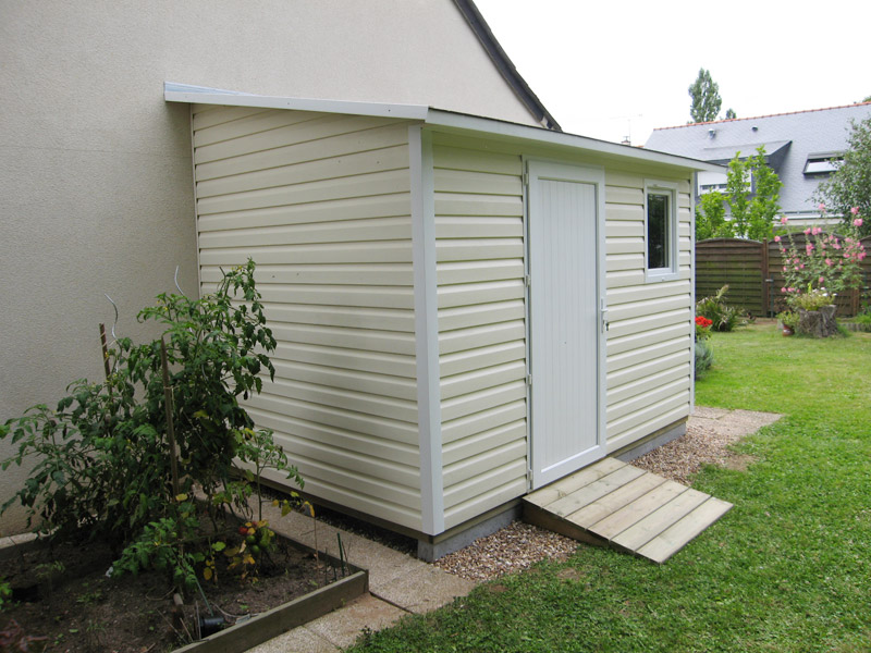 Abri de jardin en pvc couleur bois
