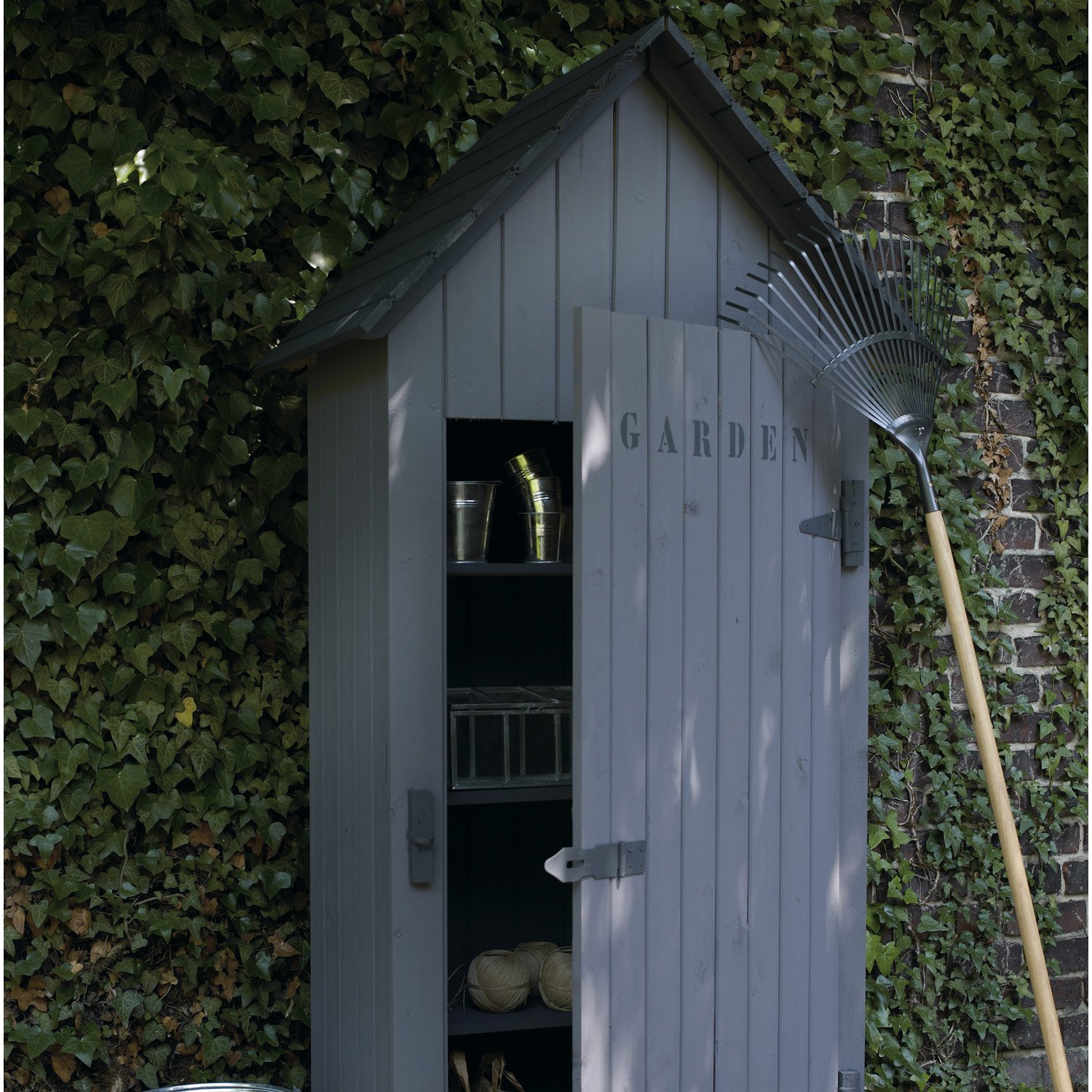Cabane de jardin etroite
