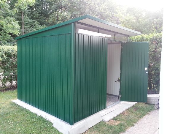 Abri de jardin en métal avantgarde l biohort
