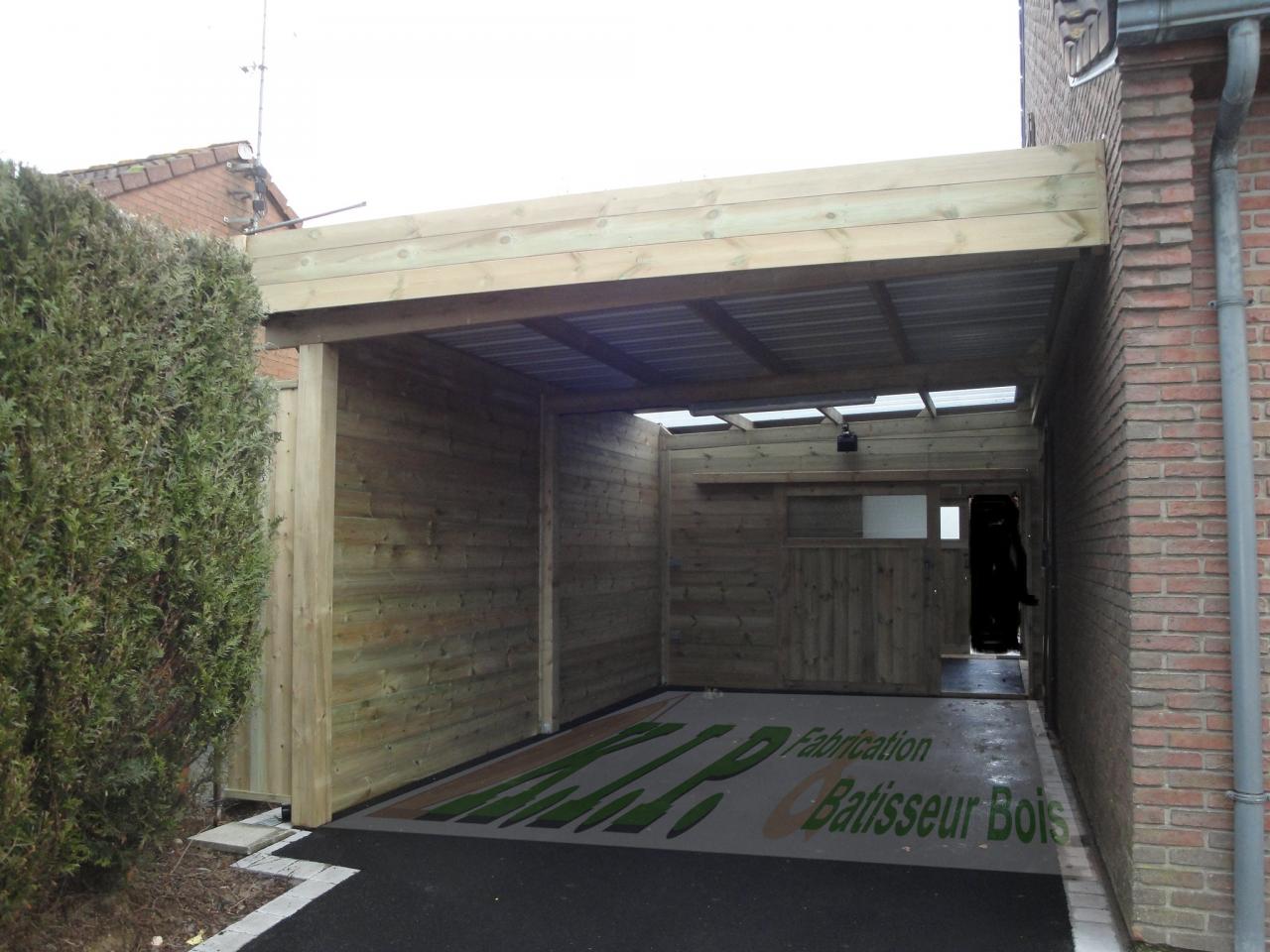 Abri jardin collé maison
