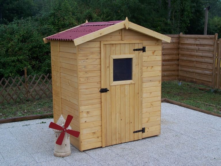 Petit abri de jardin en bois
