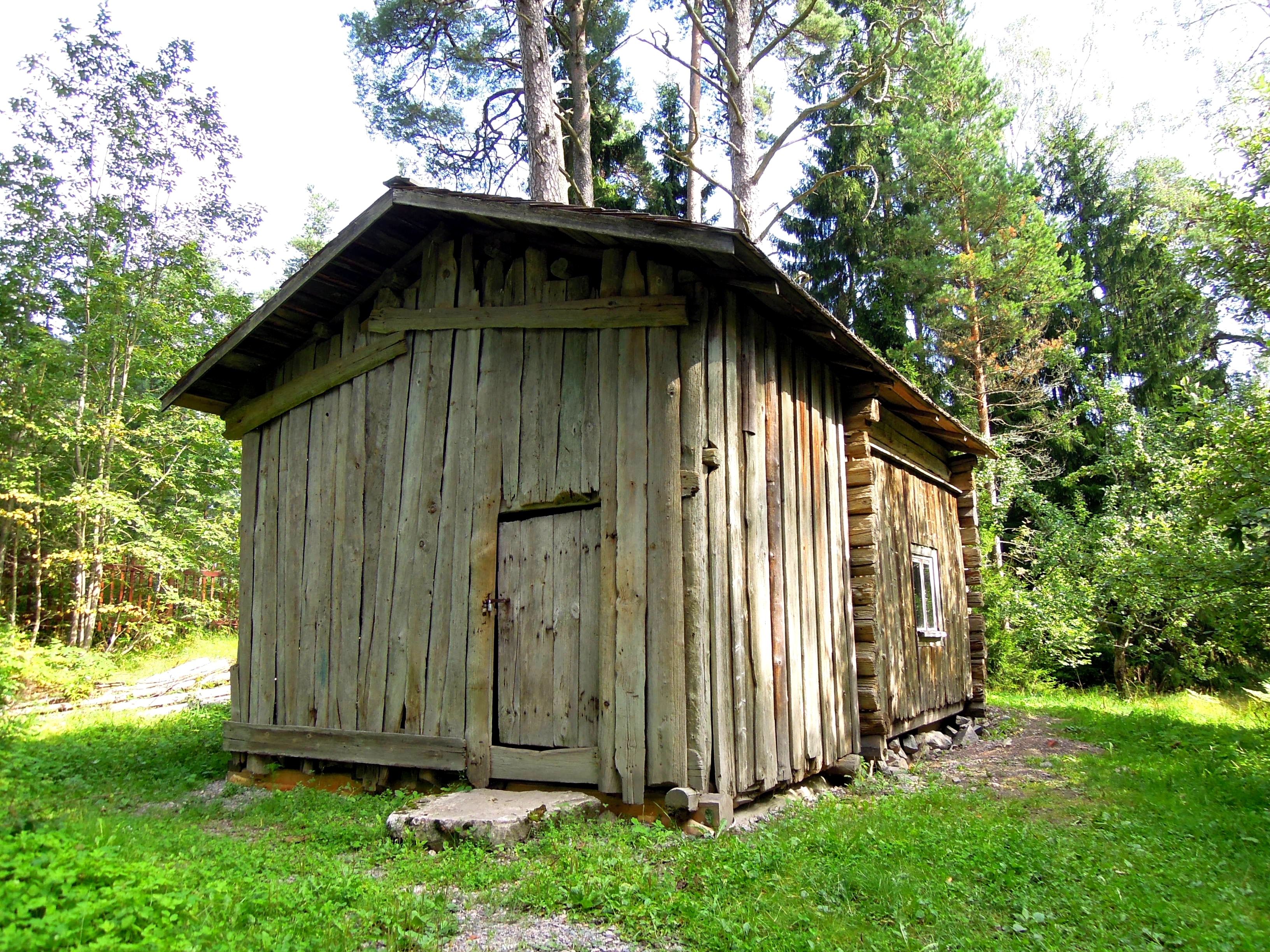 Cabane jardin vieux bois
