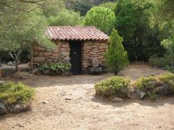 Cabane jardin de pierre
