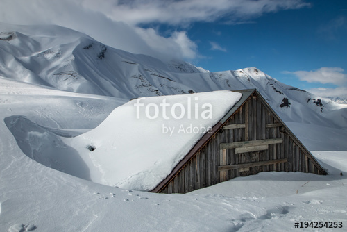 Chalet de montagne sous la neige