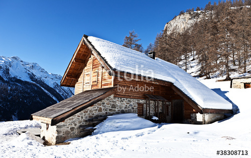 Photo de chalet sous la neige