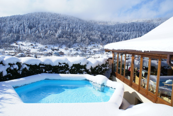Photo de chalet sous la neige