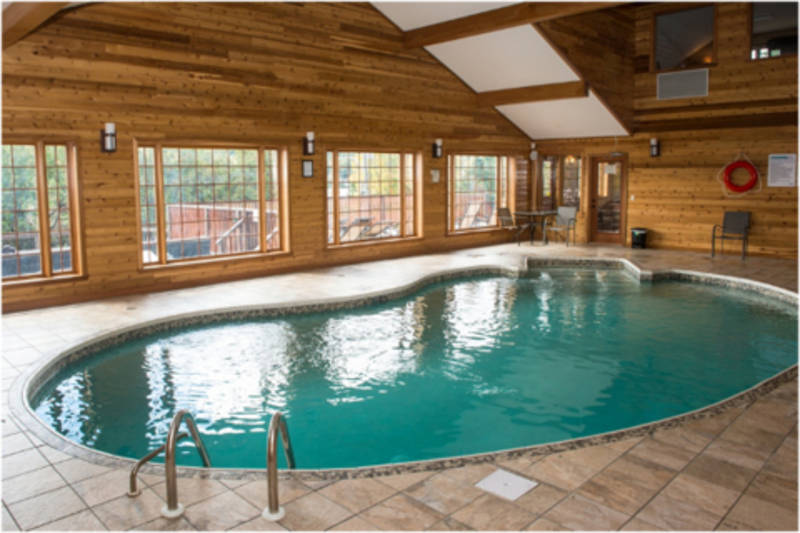 Chalet piscine interieur