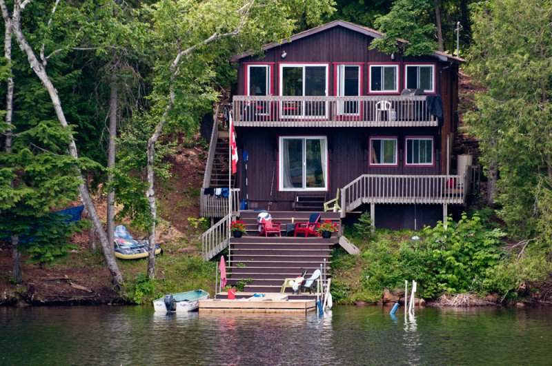 Chalet au bord d'un lac canada