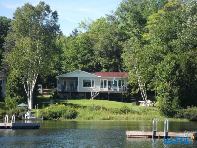 Chalet au bord de l'eau à vendre