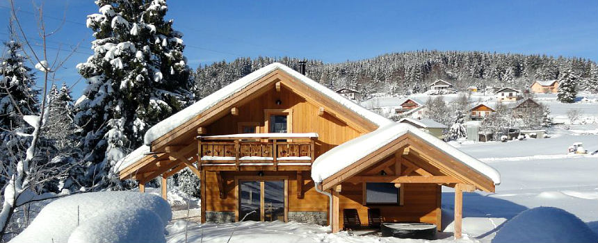 Chalet enneigé nuit
