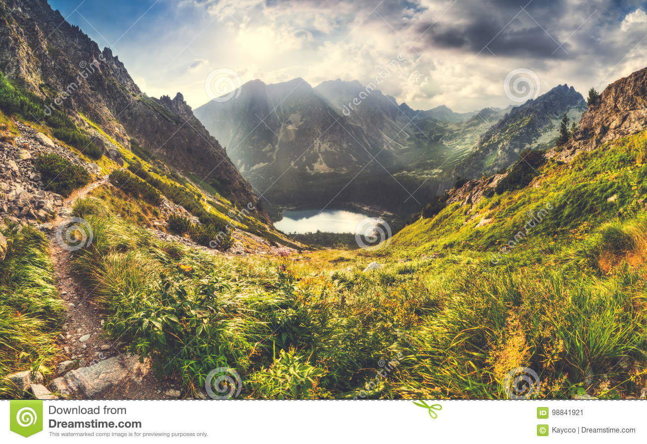 Paysage montagne lac chalet