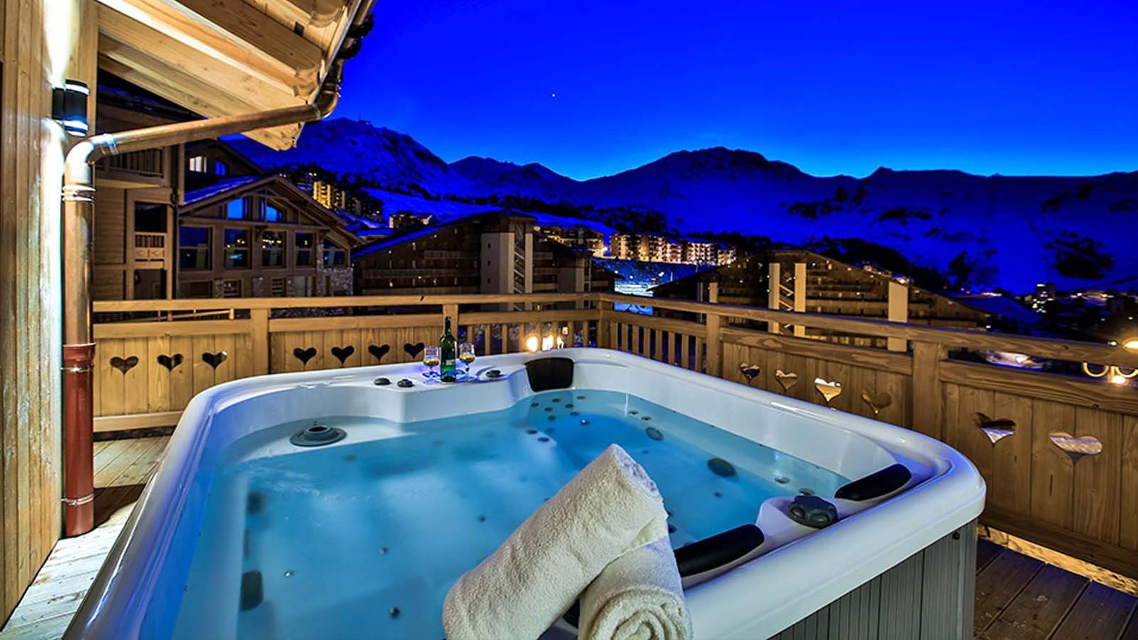 Weekend chalet jacuzzi