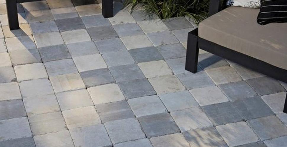 Nettoyer salon de jardin en pierre
