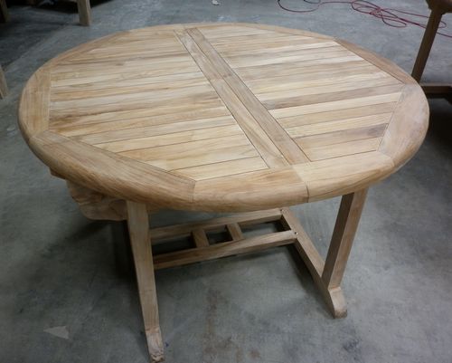 Salon de jardin en teck avec table ronde