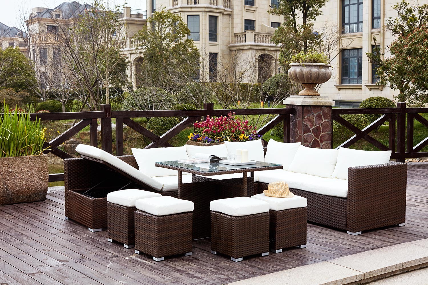 Salon de jardin marron et blanc