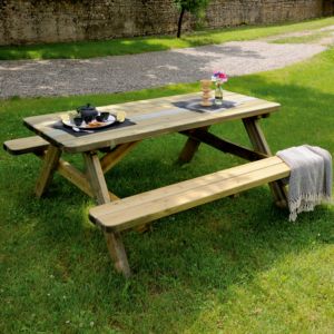 Mobilier de jardin en bois traite