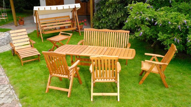 Entretenir un salon de jardin en teck