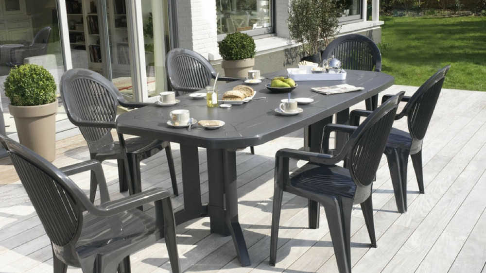 Salon de jardin en plastique marron