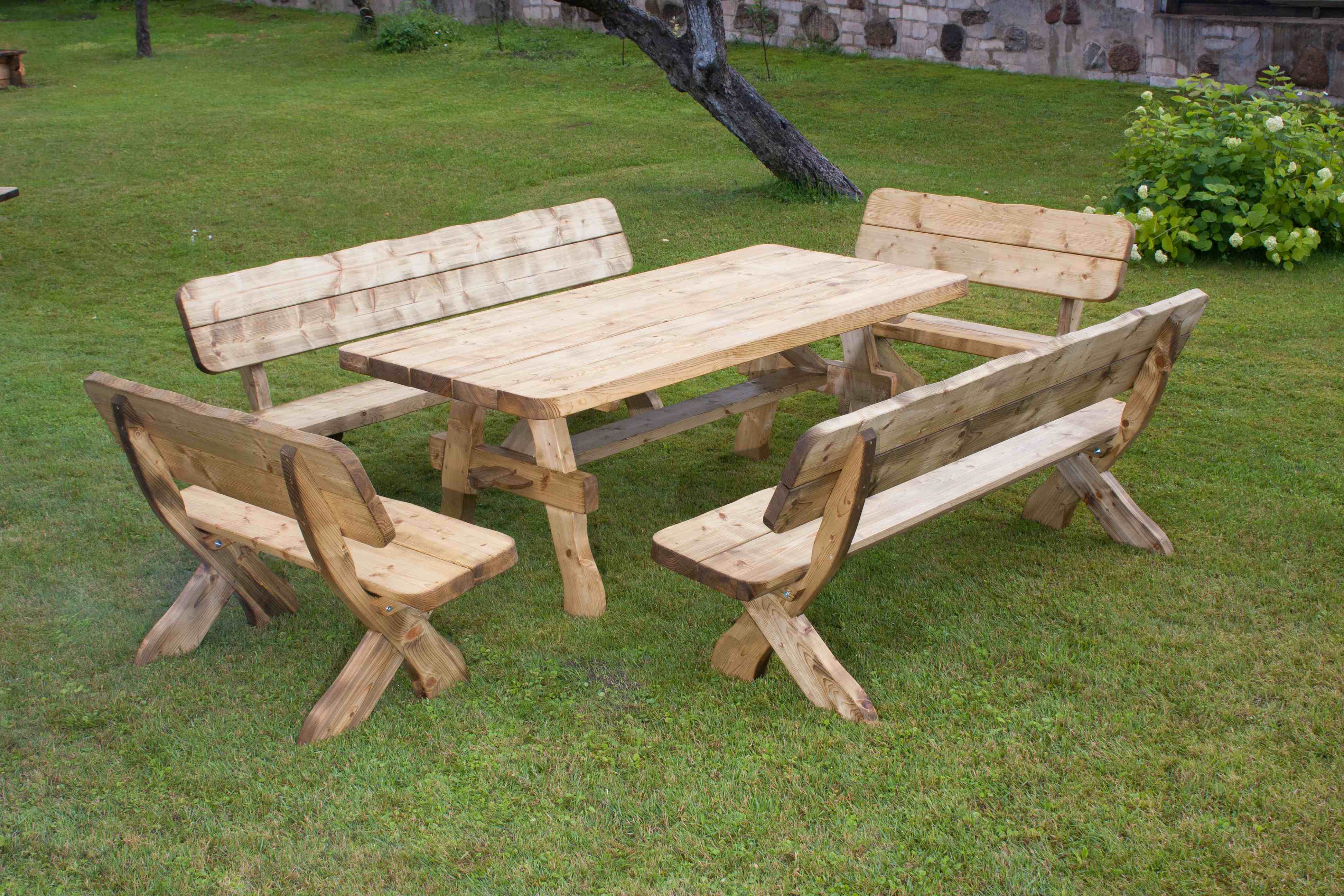 Comment nettoyer son salon de jardin en bois