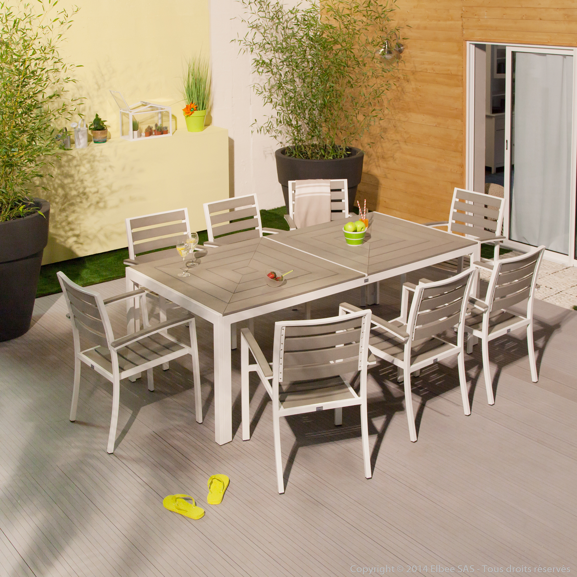 Table de salon de jardin en composite