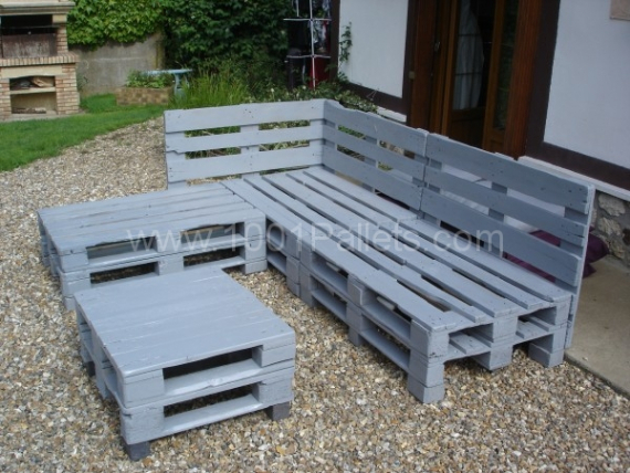 Salon de jardin avec palette en bois