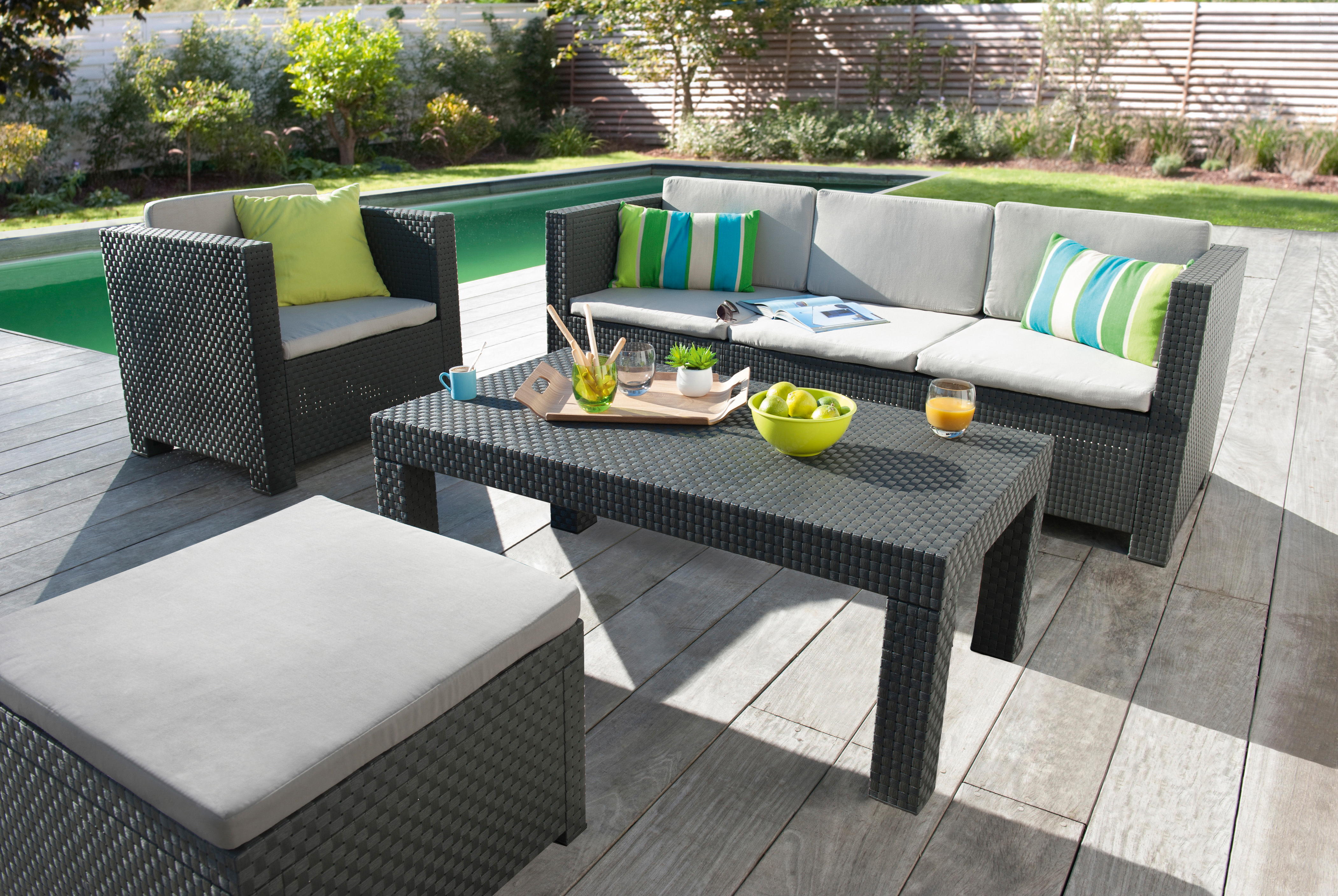 Salon de jardin design en rotin