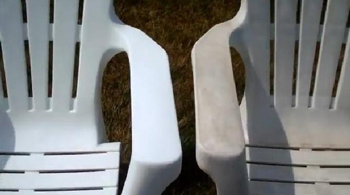 Nettoyer salon de jardin en plastique blanc