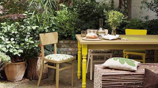 Peindre une table de salon de jardin en plastique