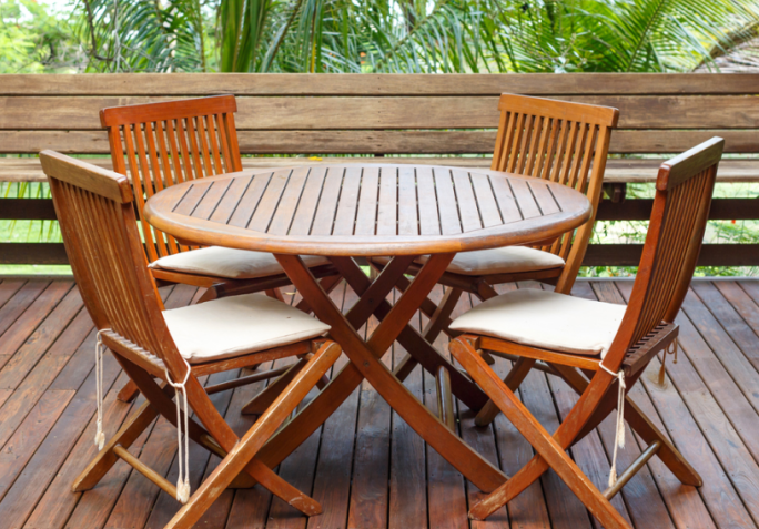 Traiter salon de jardin en bois