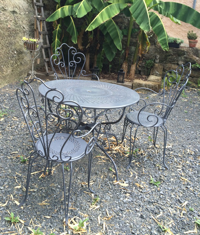 Comment décaper un salon de jardin en fer forgé