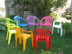 Peindre un salon de jardin en plastique