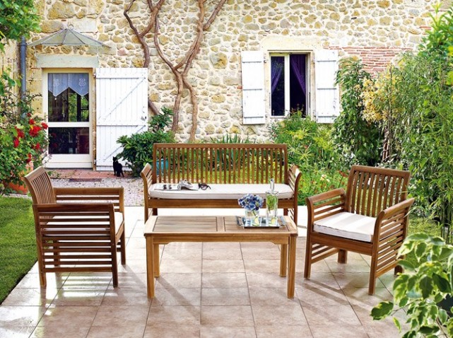 Repeindre un salon de jardin en bois exotique