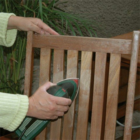 Decaper un salon de jardin en bois