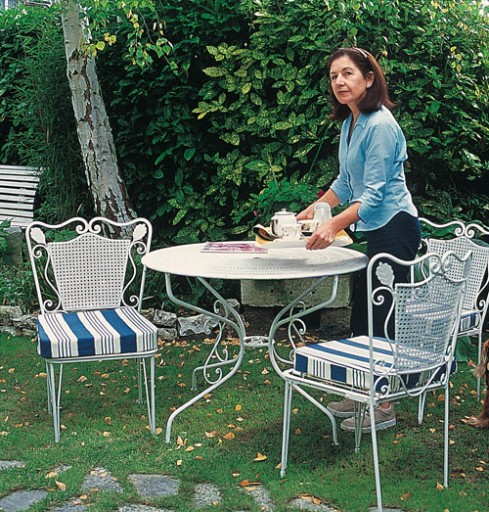 Poncer un salon de jardin en fer