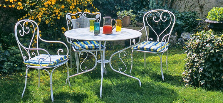 Decaper salon de jardin en fer
