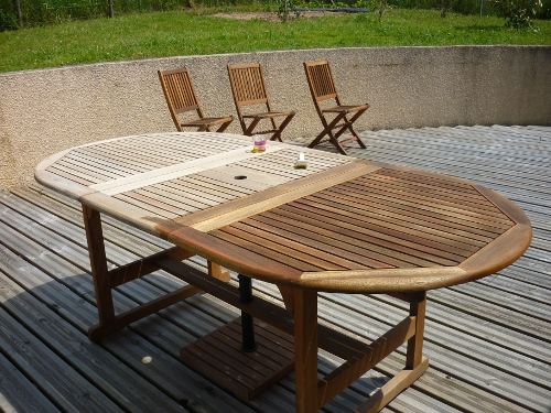 Peindre un salon de jardin en bois exotique
