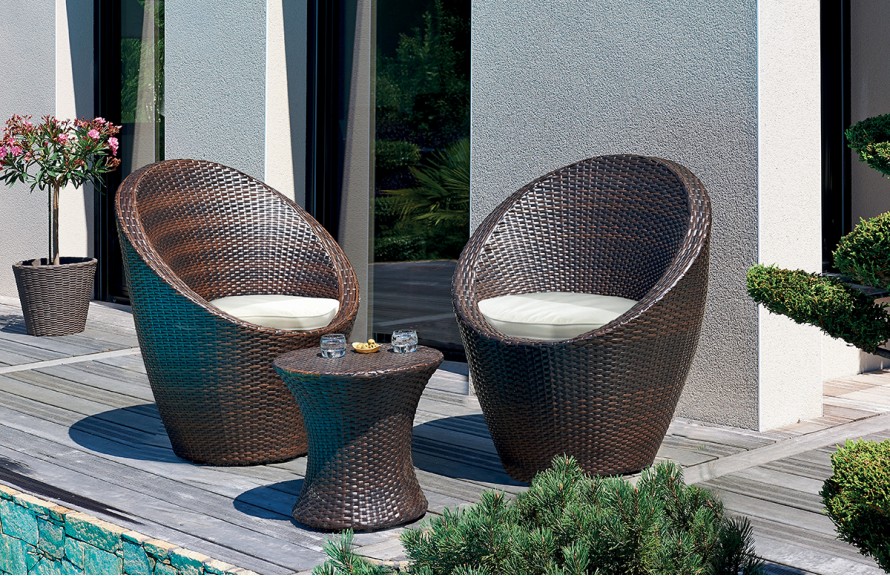 Salon de jardin en résine tressée empilable
